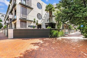 Spacious Viaduct Studio + Free Parking!