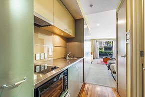 Spacious Viaduct Studio + Free Parking!