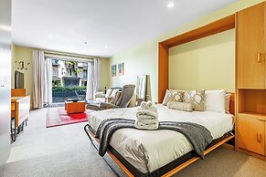 Spacious Viaduct Studio + Free Parking!