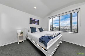 Parnell Gem w/ Balcony & Parking Near Arena
