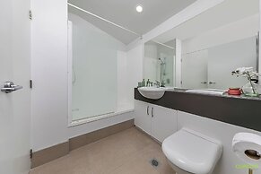 Parnell Gem w/ Balcony & Parking Near Arena