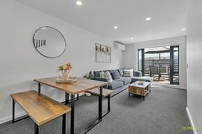 Parnell Gem w/ Balcony & Parking Near Arena