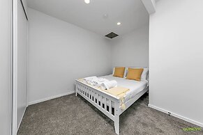 Parnell Gem w/ Balcony & Parking Near Arena