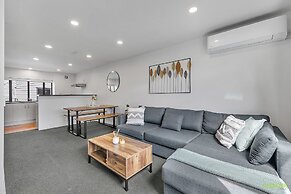 Parnell Gem w/ Balcony & Parking Near Arena