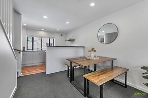 Parnell Gem w/ Balcony & Parking Near Arena