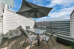 Parnell Gem w/ Balcony & Parking Near Arena