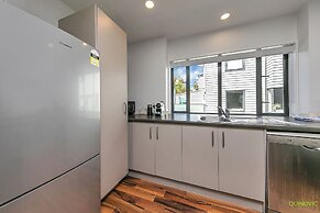 Parnell Gem w/ Balcony & Parking Near Arena