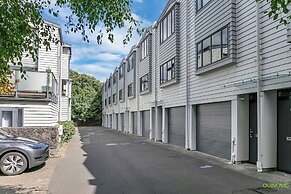 Parnell Gem w/ Balcony & Parking Near Arena