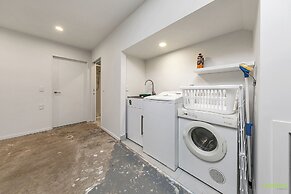 Parnell Gem w/ Balcony & Parking Near Arena
