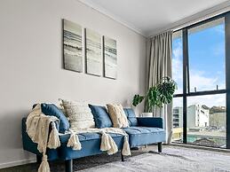 2BR Newmarket Retreat: Cozy Stay on Broadway