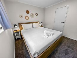 2BR Newmarket Retreat: Cozy Stay on Broadway