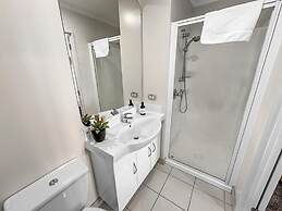 2BR Newmarket Retreat: Cozy Stay on Broadway