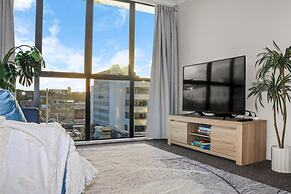 2BR Newmarket Retreat: Cozy Stay on Broadway