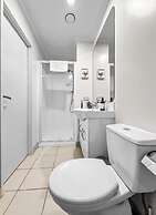 2BR Newmarket Retreat: Cozy Stay on Broadway