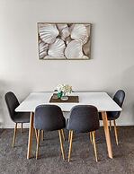 2BR Newmarket Retreat: Cozy Stay on Broadway