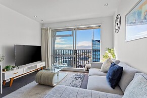 Central Charming 2-Bedroom - Pool & Gym!