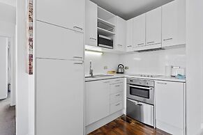 Central Charming 2-Bedroom - Pool & Gym!