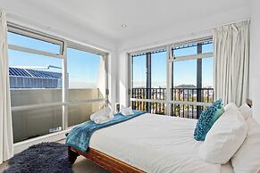 Central Charming 2-Bedroom - Pool & Gym!