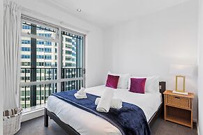 Central Charming 2-Bedroom - Pool & Gym!