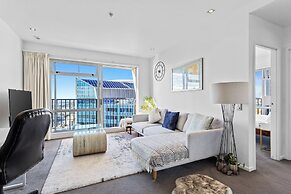 Central Charming 2-Bedroom - Pool & Gym!