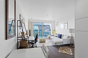Central Charming 2-Bedroom - Pool & Gym!