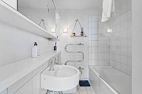 Central Charming 2-Bedroom - Pool & Gym!