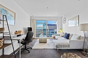 Central Charming 2-Bedroom - Pool & Gym!