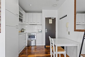 Central Charming 2-Bedroom - Pool & Gym!