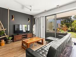 Casuarina Apartment 200m from the Beach