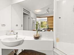 Casuarina Apartment 200m from the Beach