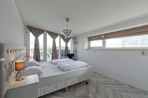 Beachside Apartment With Balcony