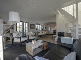 Beautifully Situated Luxury Villa on the Water