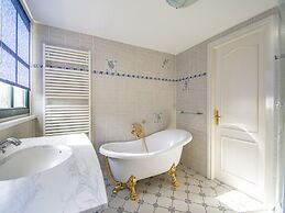 Beautifully Situated Luxury Villa on the Water