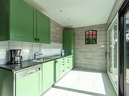 Detached Holiday Bungalow With Garden