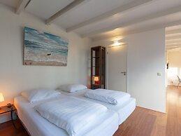 Holiday Apartment Opposite the Beach