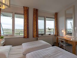 Holiday Apartment Opposite the Beach