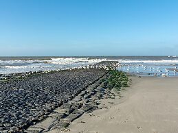 Holiday Apartment Opposite the Beach