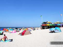 Holiday Apartment Opposite the Beach