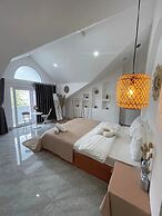 Gin House DL - by Bay Luxury