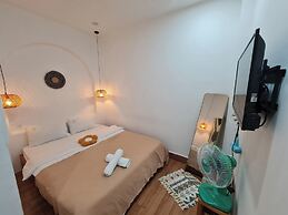 Gin House DL - by Bay Luxury