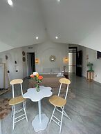 Gin House DL - by Bay Luxury