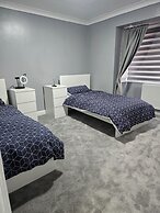 Manchester - House - Sleeps 6 - Parking - Garden