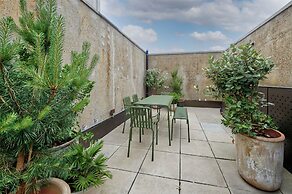 Chic Three-bedroom Home in Poplar