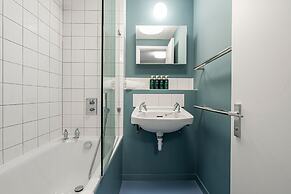 Chic Three-bedroom Home in Poplar