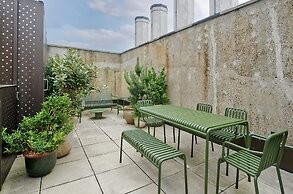 Chic Three-bedroom Home in Poplar