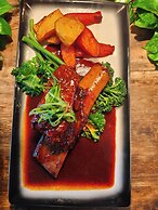 Centennial Inn on Bathurst