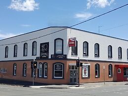 Centennial Inn on Bathurst