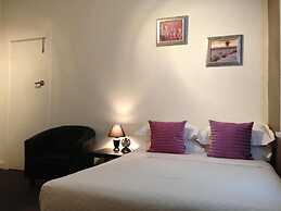 Centennial Inn on Bathurst