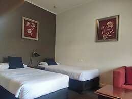 Centennial Inn on Bathurst