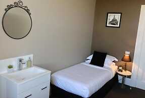 Centennial Inn on Bathurst